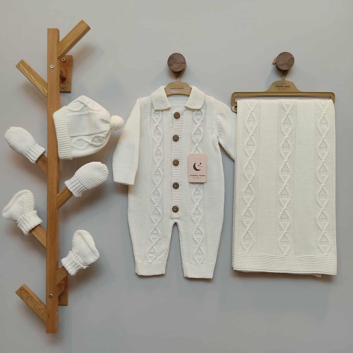 “Snow Knit” Baby Outfit Set – White Romper & Blanket