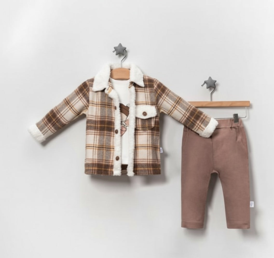 Plaid Sherpa Outfit – Brown Jacket, Graphic Tee & Pants Set for Cozy Fall Style