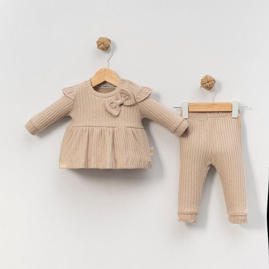 Beige Knitted Baby Outfit – Peplum Top & Ribbed Pants Set with Bow Detail for Cozy Elegance